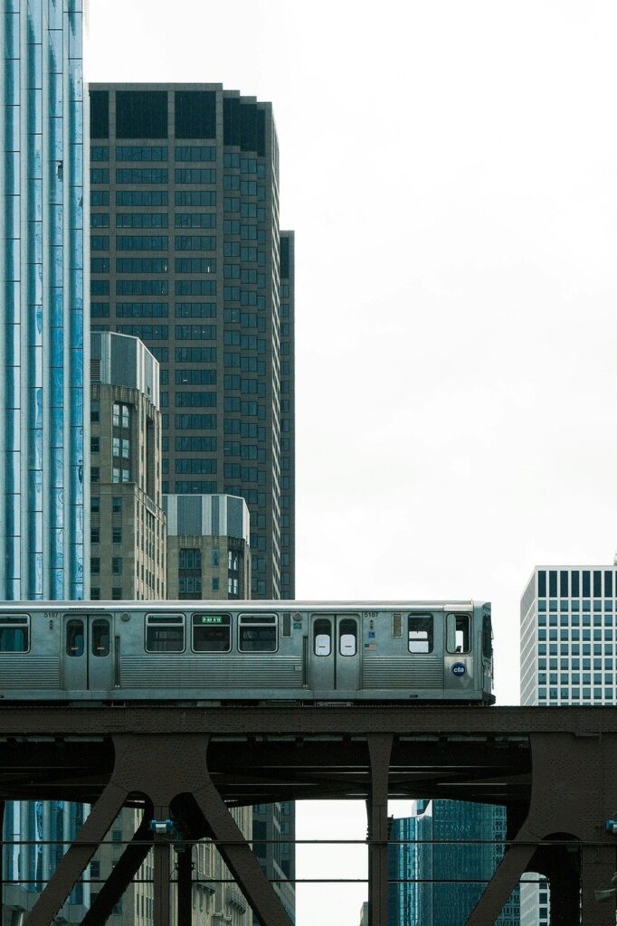 マッチングアプリを都市部で成功させるための競争が激しい理由は？